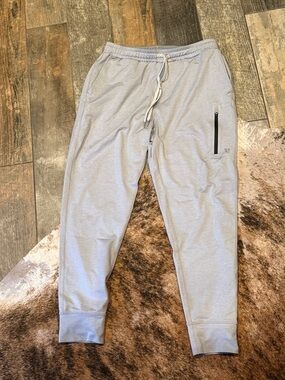 Vuori Sunday Performance Joggers | Men’s Medium | Light Gray | EUC